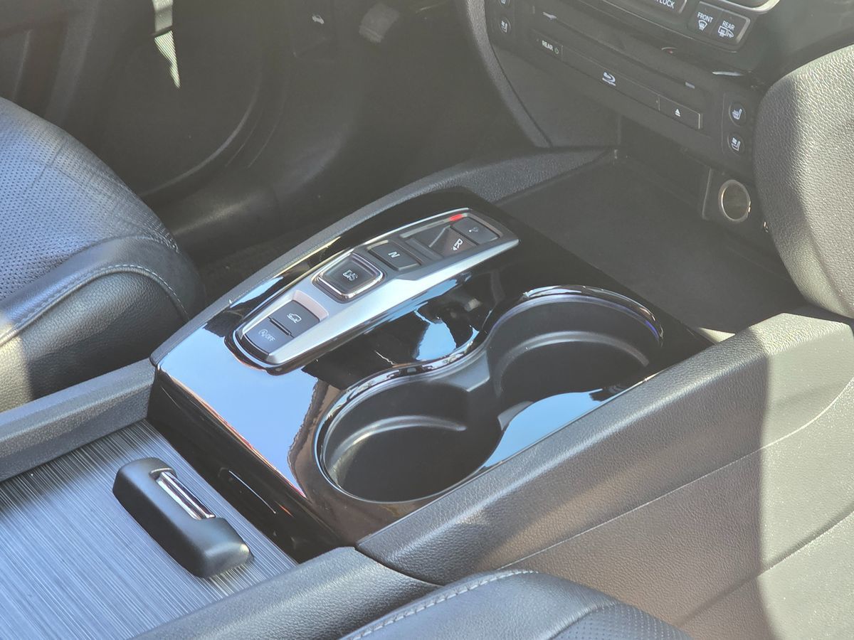 2017 Honda Pilot Elite photo 18