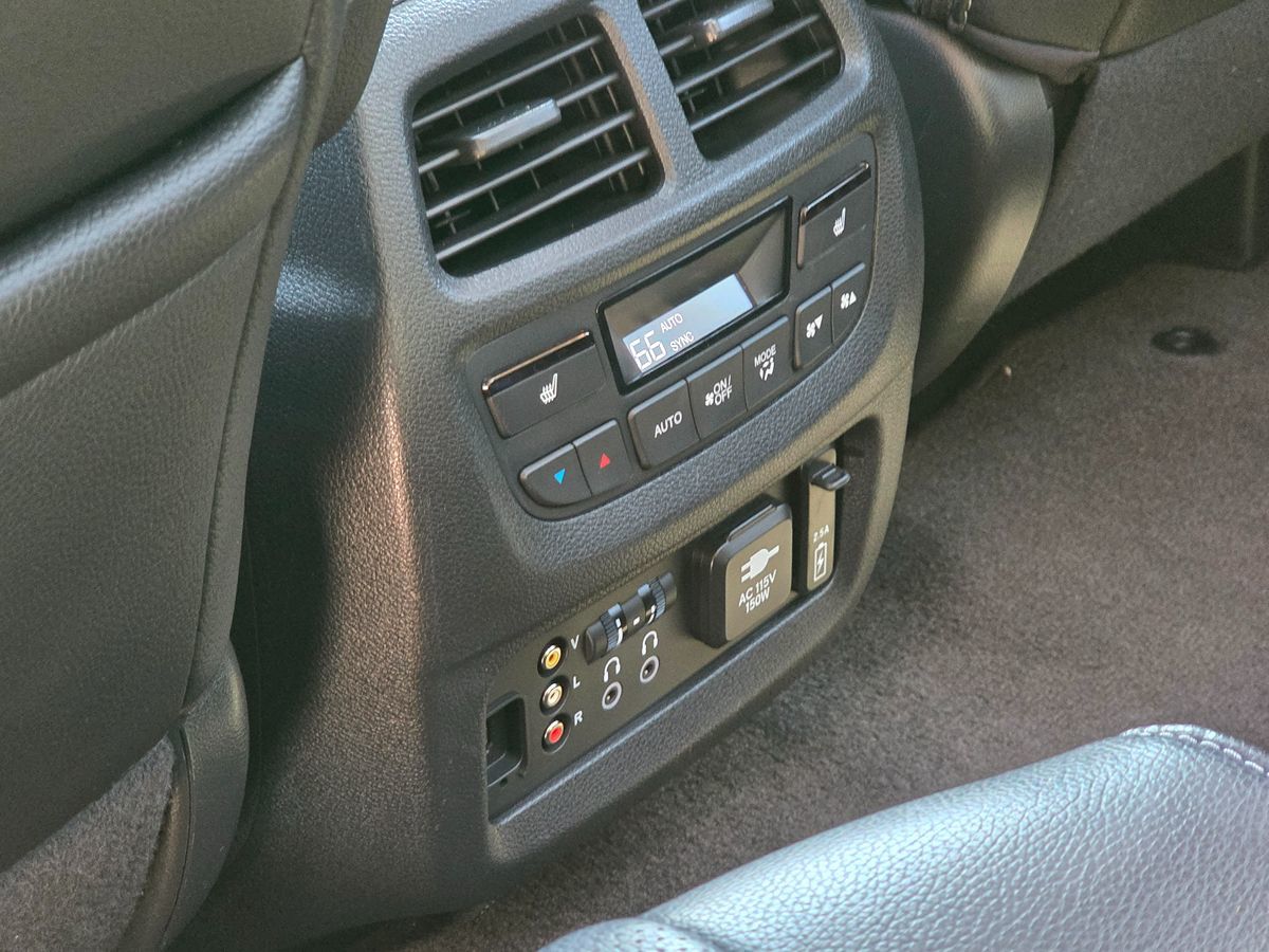 2017 Honda Pilot Elite photo 33