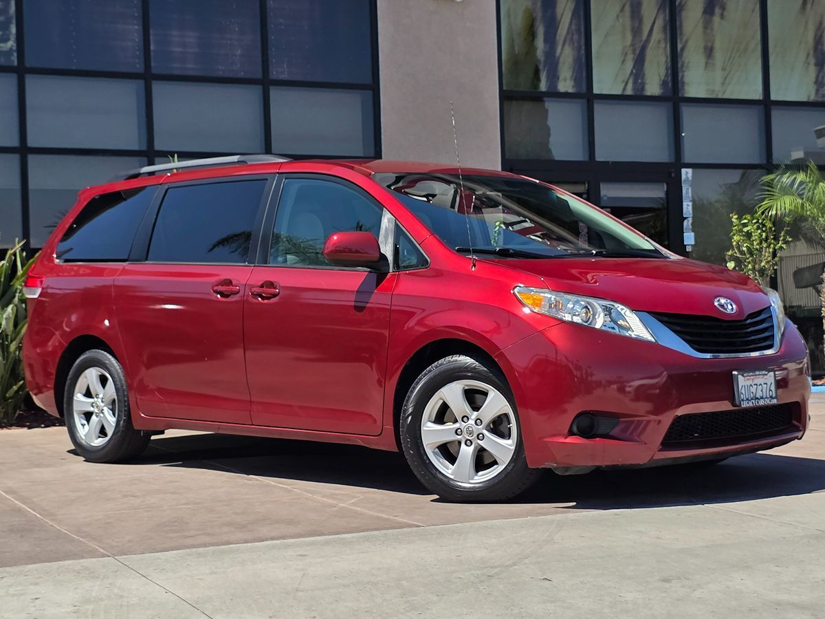 2012 Toyota Sienna LE photo 2