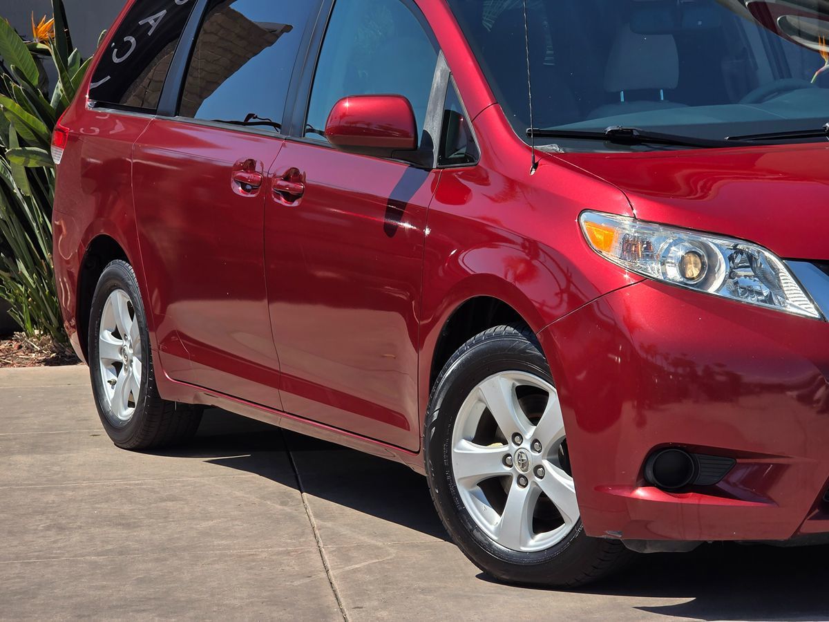 2012 Toyota Sienna LE photo 3