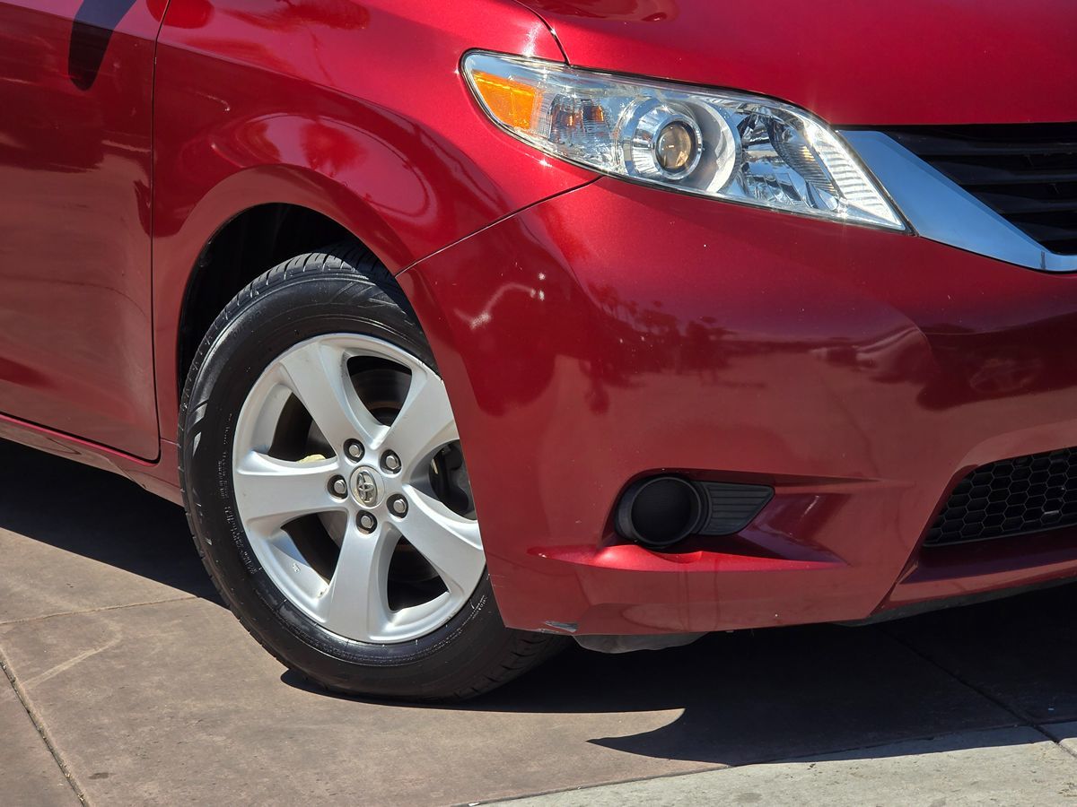 2012 Toyota Sienna LE photo 4