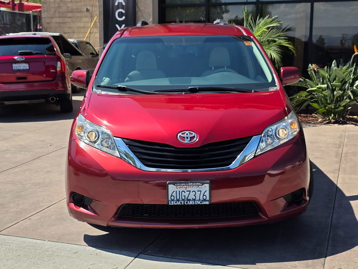 2012 Toyota Sienna LE photo 5