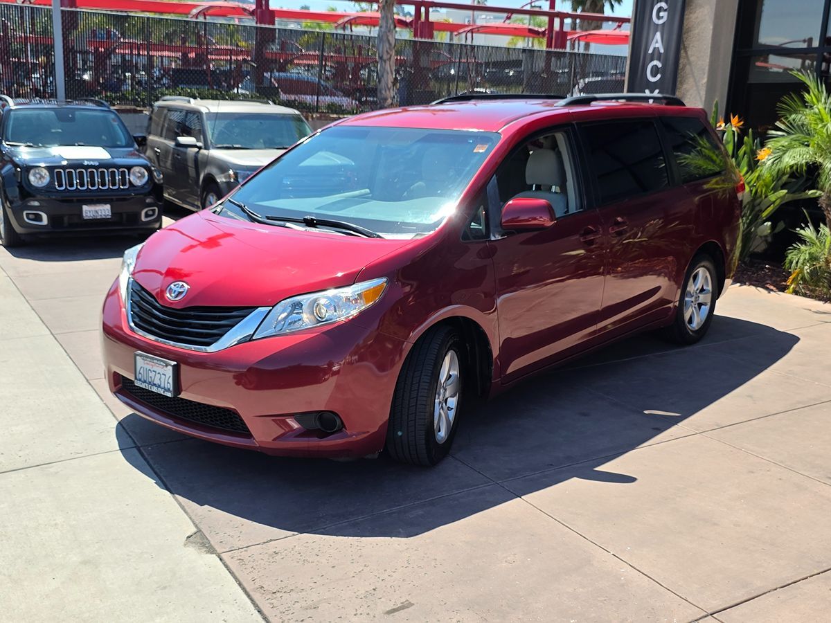2012 Toyota Sienna LE photo 6