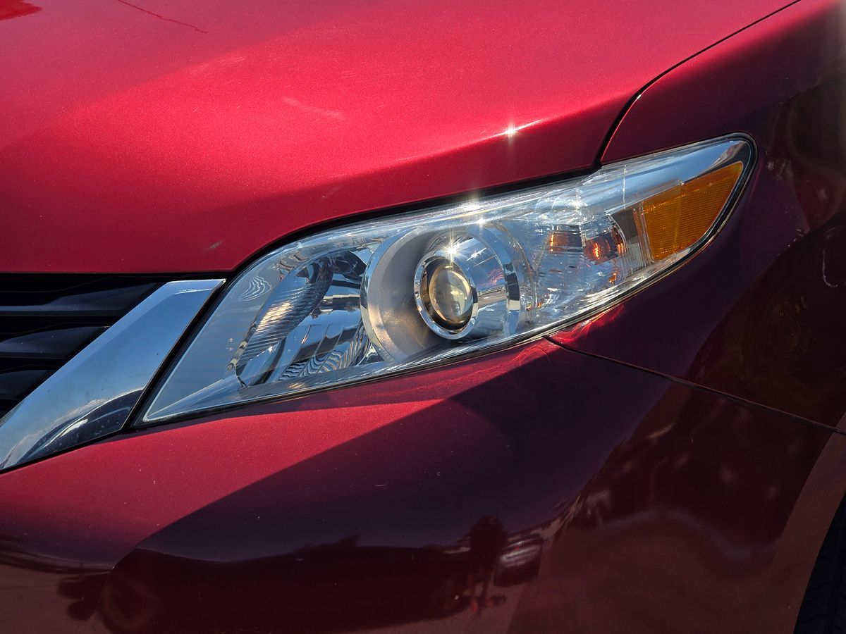 2012 Toyota Sienna LE photo 7