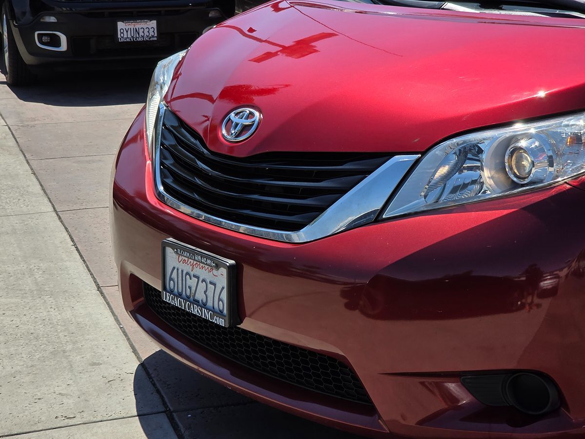 2012 Toyota Sienna LE photo 8