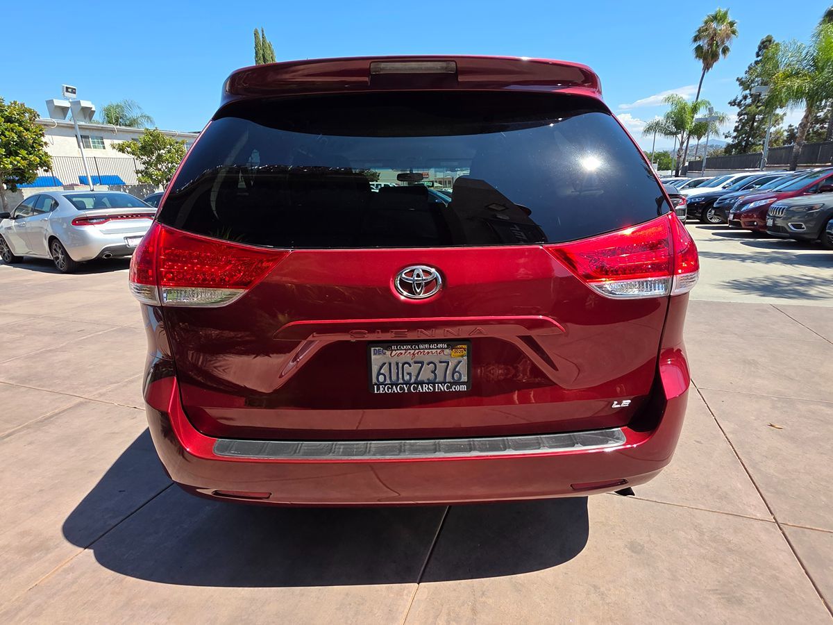 2012 Toyota Sienna LE photo 11