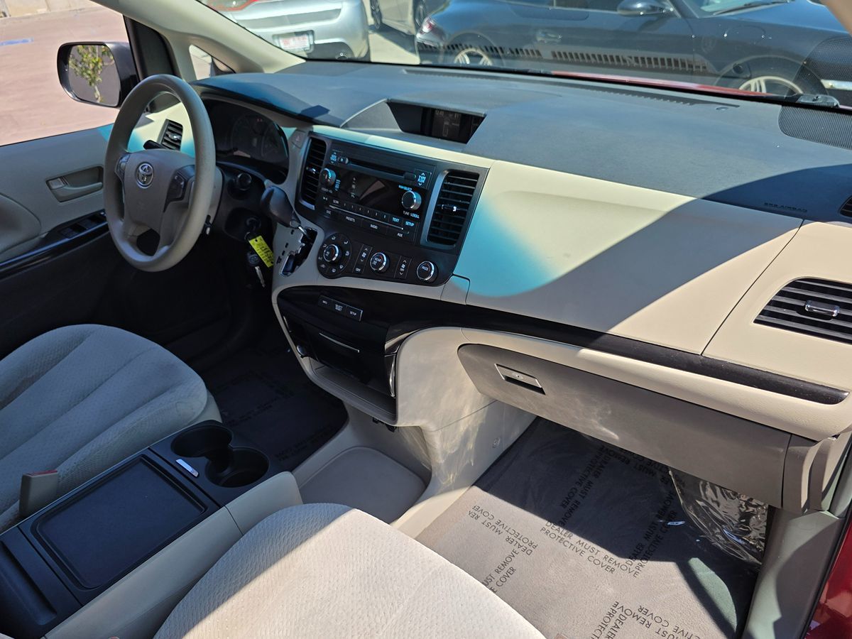 2012 Toyota Sienna LE photo 15
