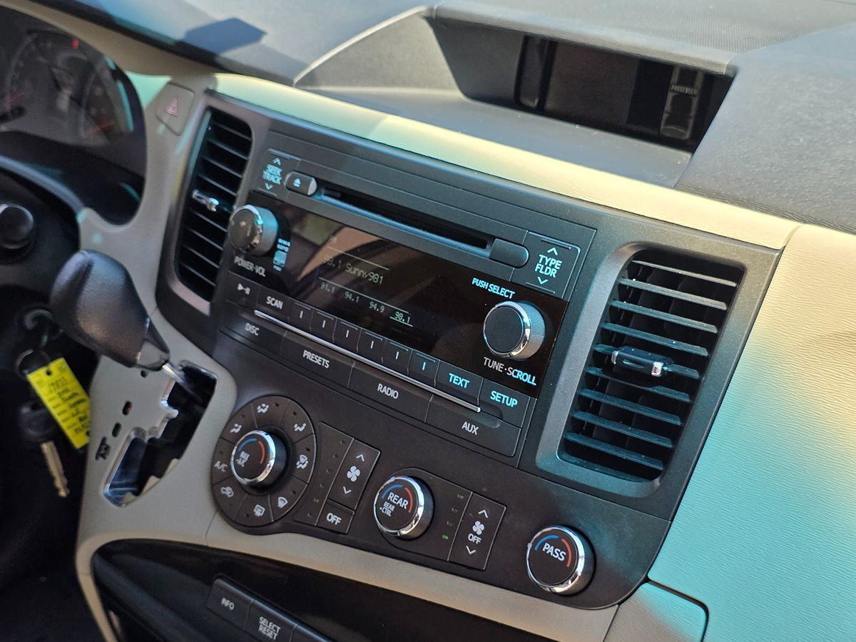 2012 Toyota Sienna LE photo 16