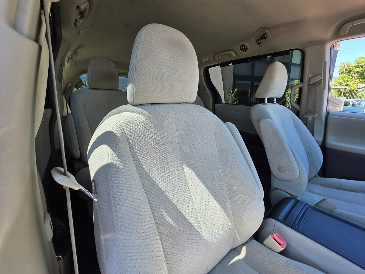 2012 Toyota Sienna LE photo 17