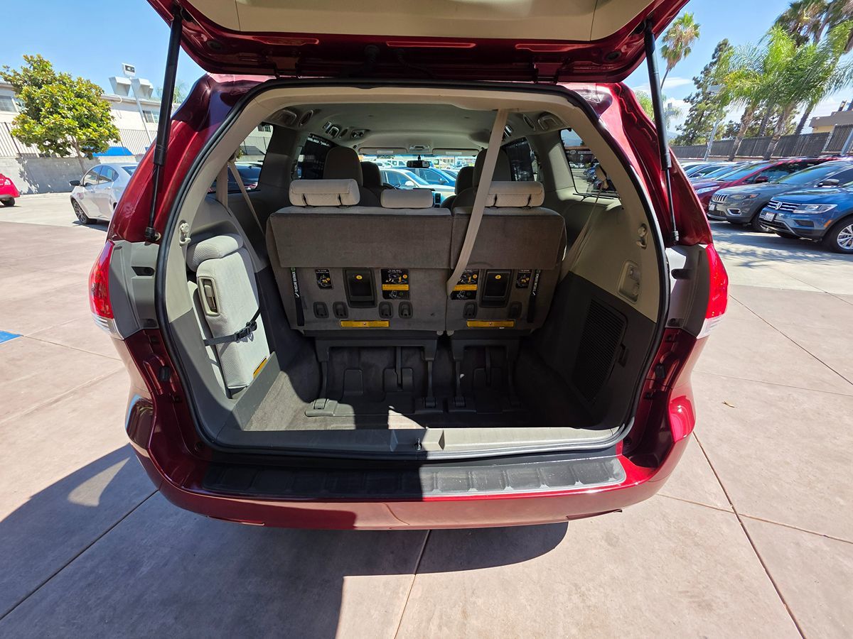 2012 Toyota Sienna LE photo 19