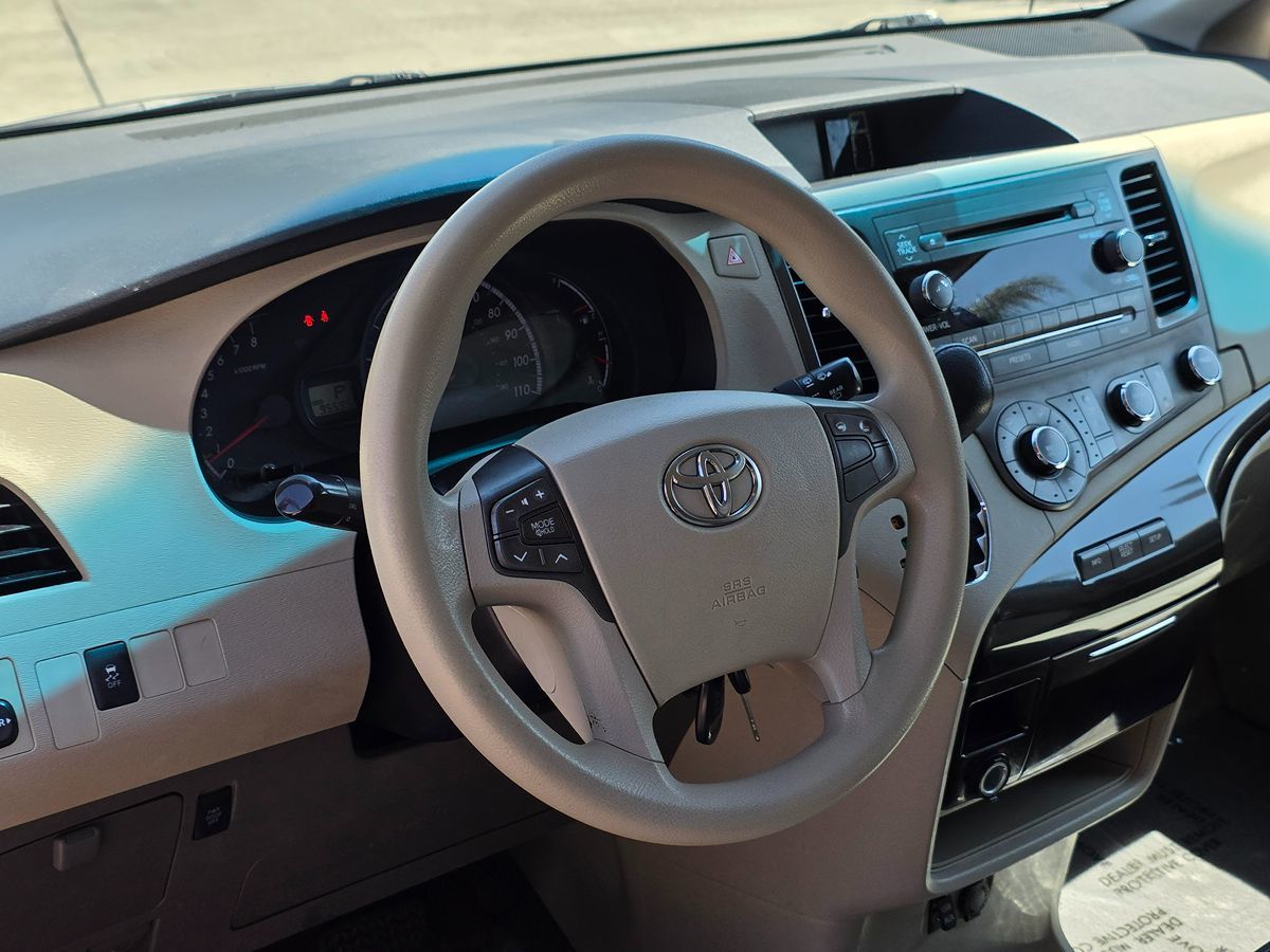 2012 Toyota Sienna LE photo 22