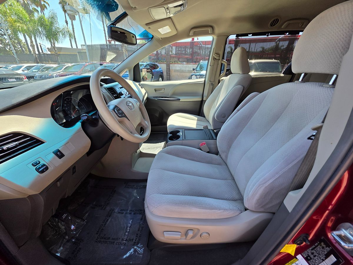 2012 Toyota Sienna LE photo 23