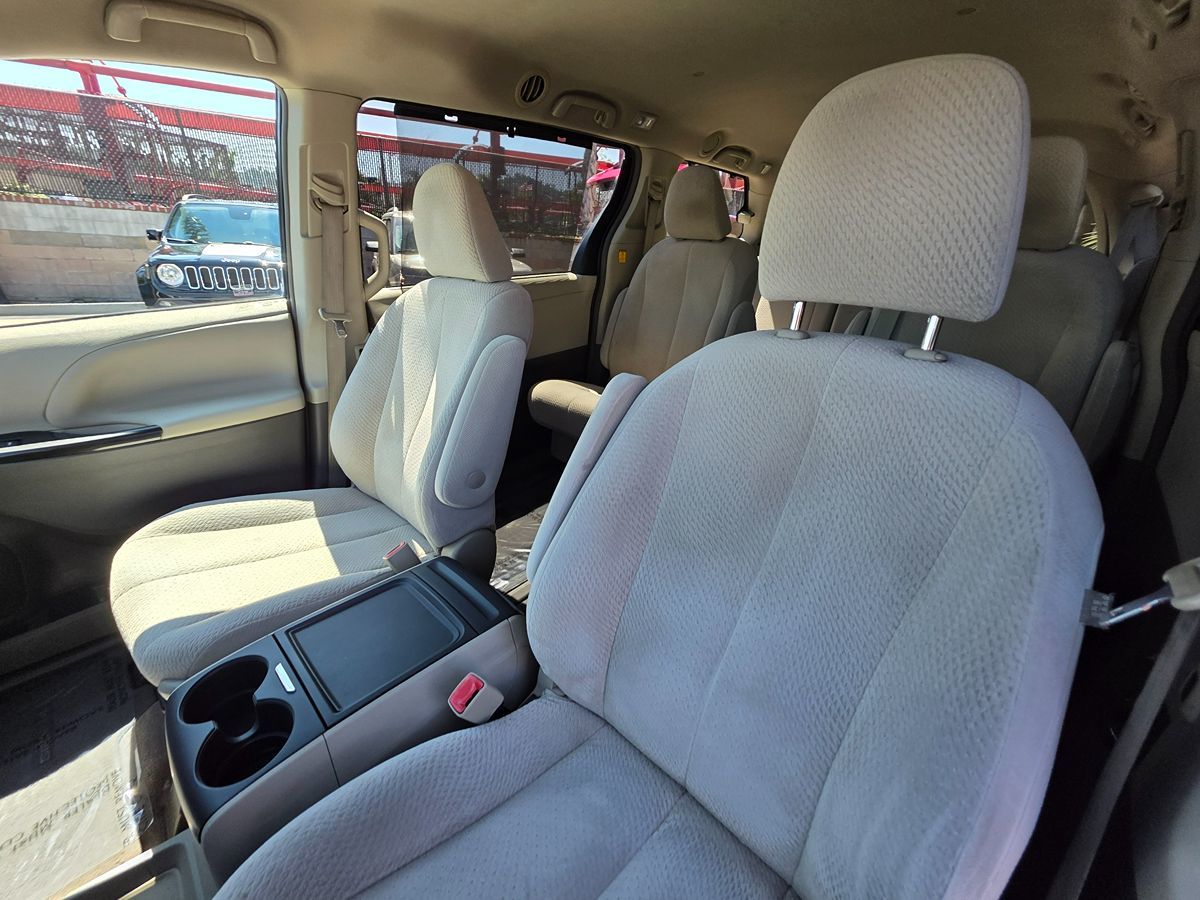2012 Toyota Sienna LE photo 24