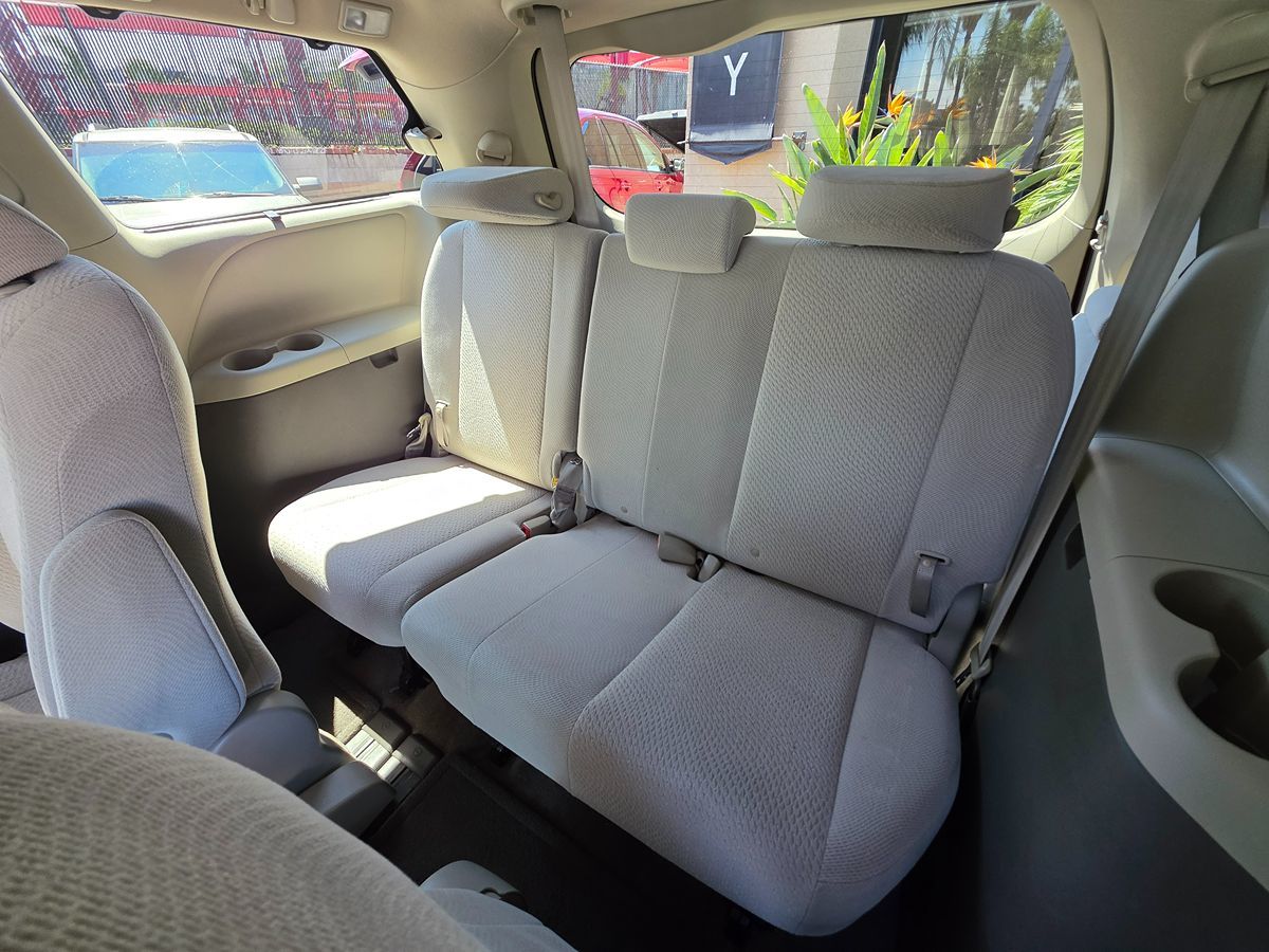 2012 Toyota Sienna LE photo 25