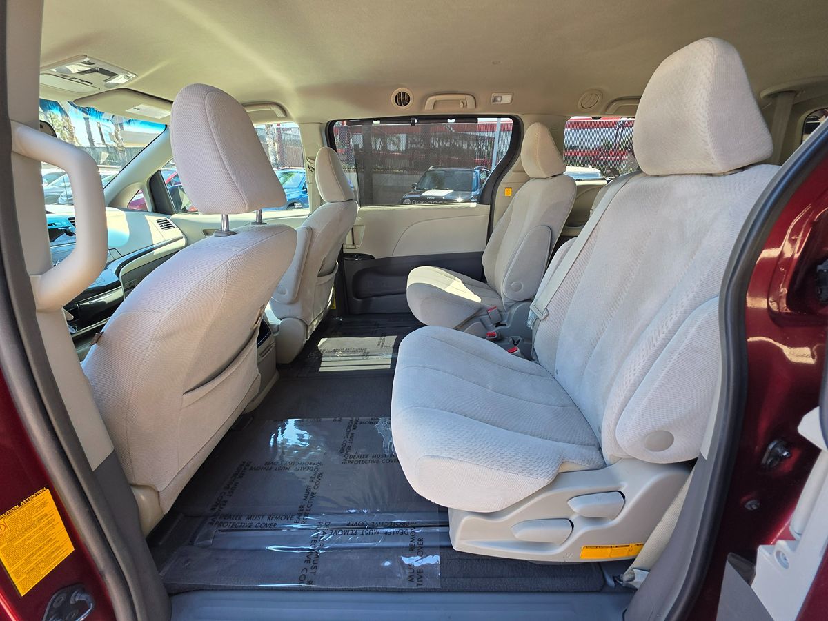2012 Toyota Sienna LE photo 26