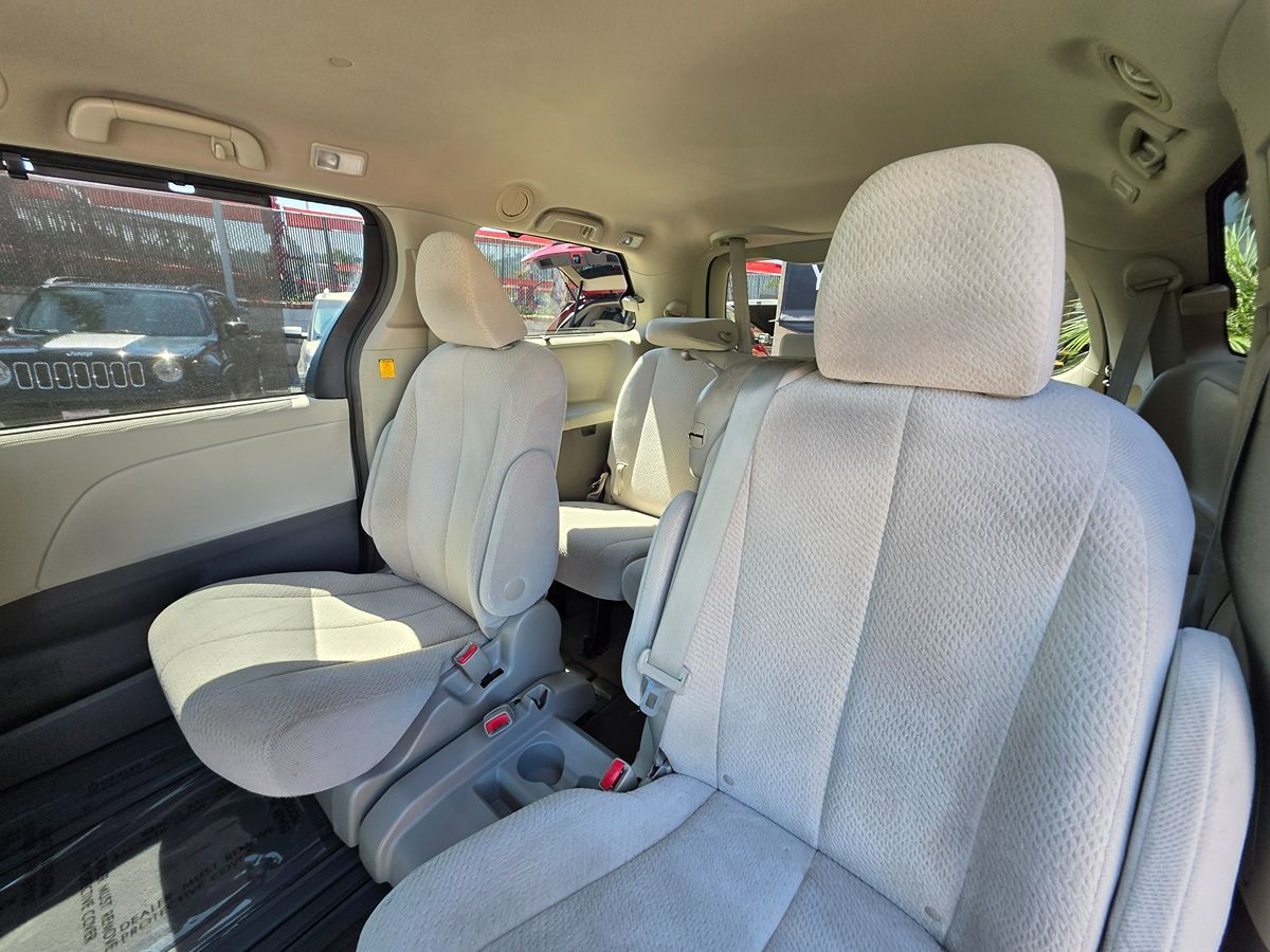 2012 Toyota Sienna LE photo 27