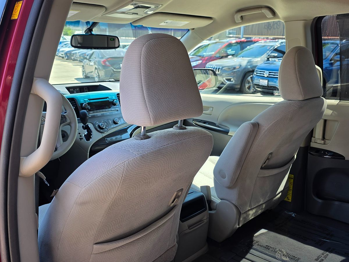 2012 Toyota Sienna LE photo 28