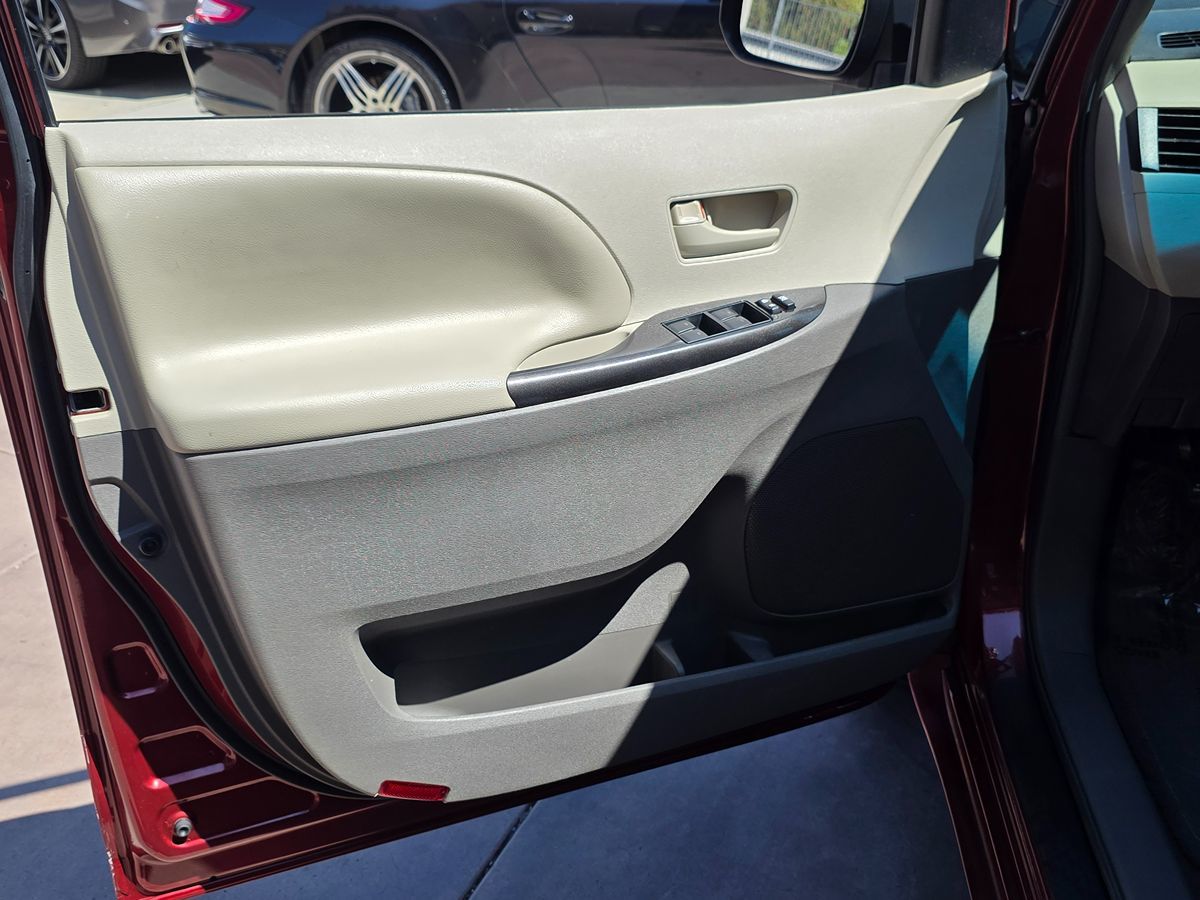 2012 Toyota Sienna LE photo 29