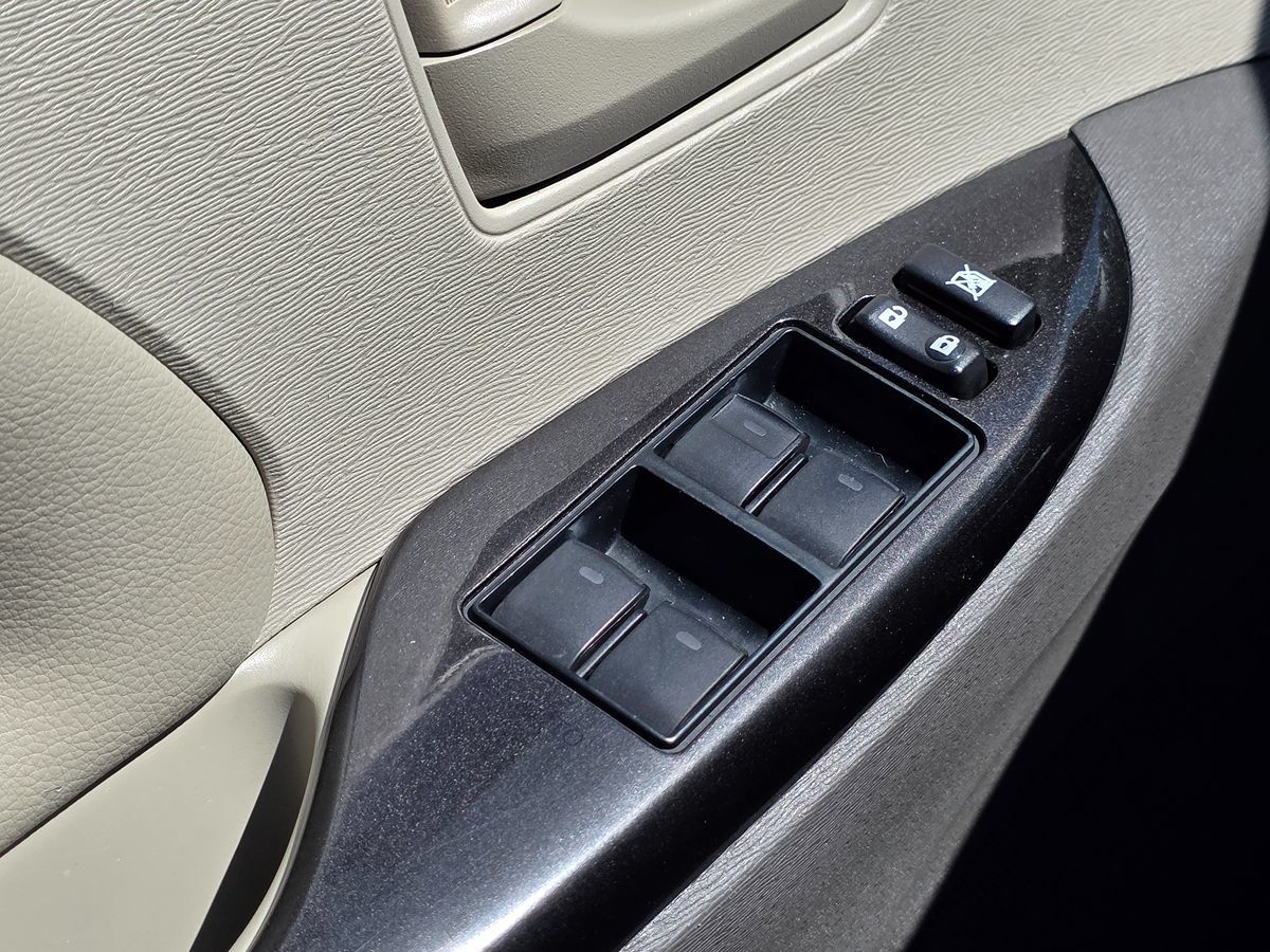 2012 Toyota Sienna LE photo 30