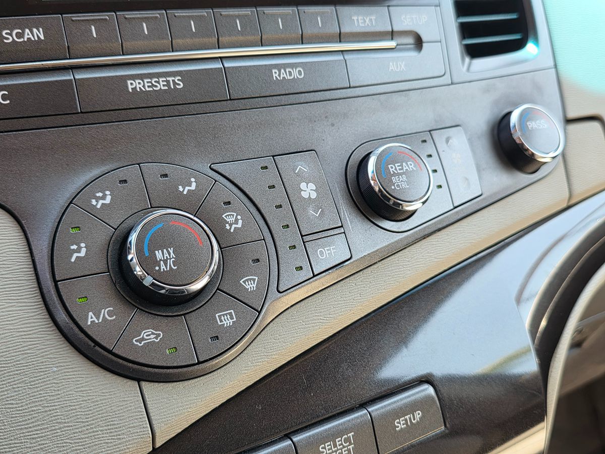 2012 Toyota Sienna LE photo 39