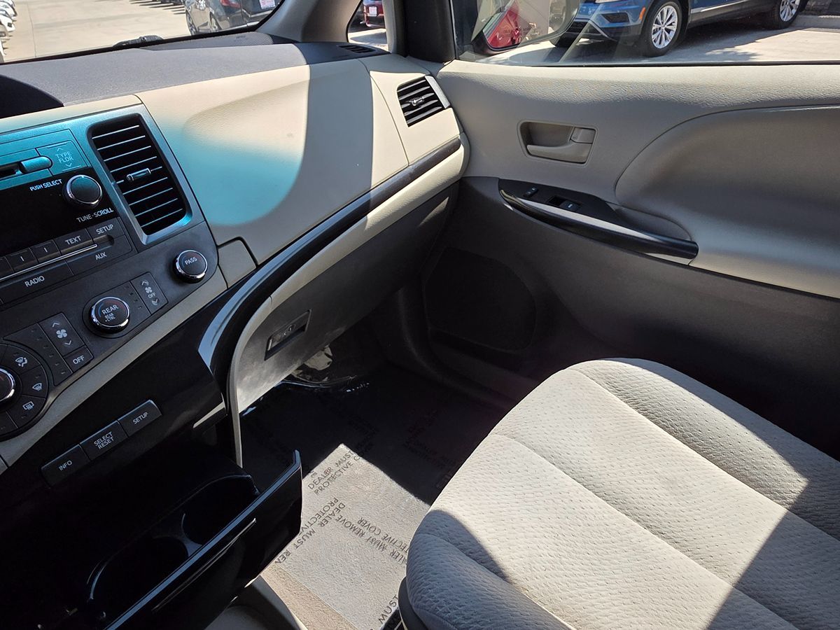 2012 Toyota Sienna LE photo 43