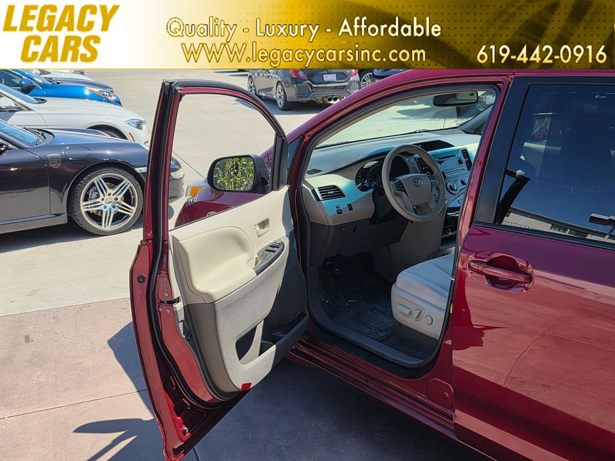 2012 Toyota Sienna LE photo 47