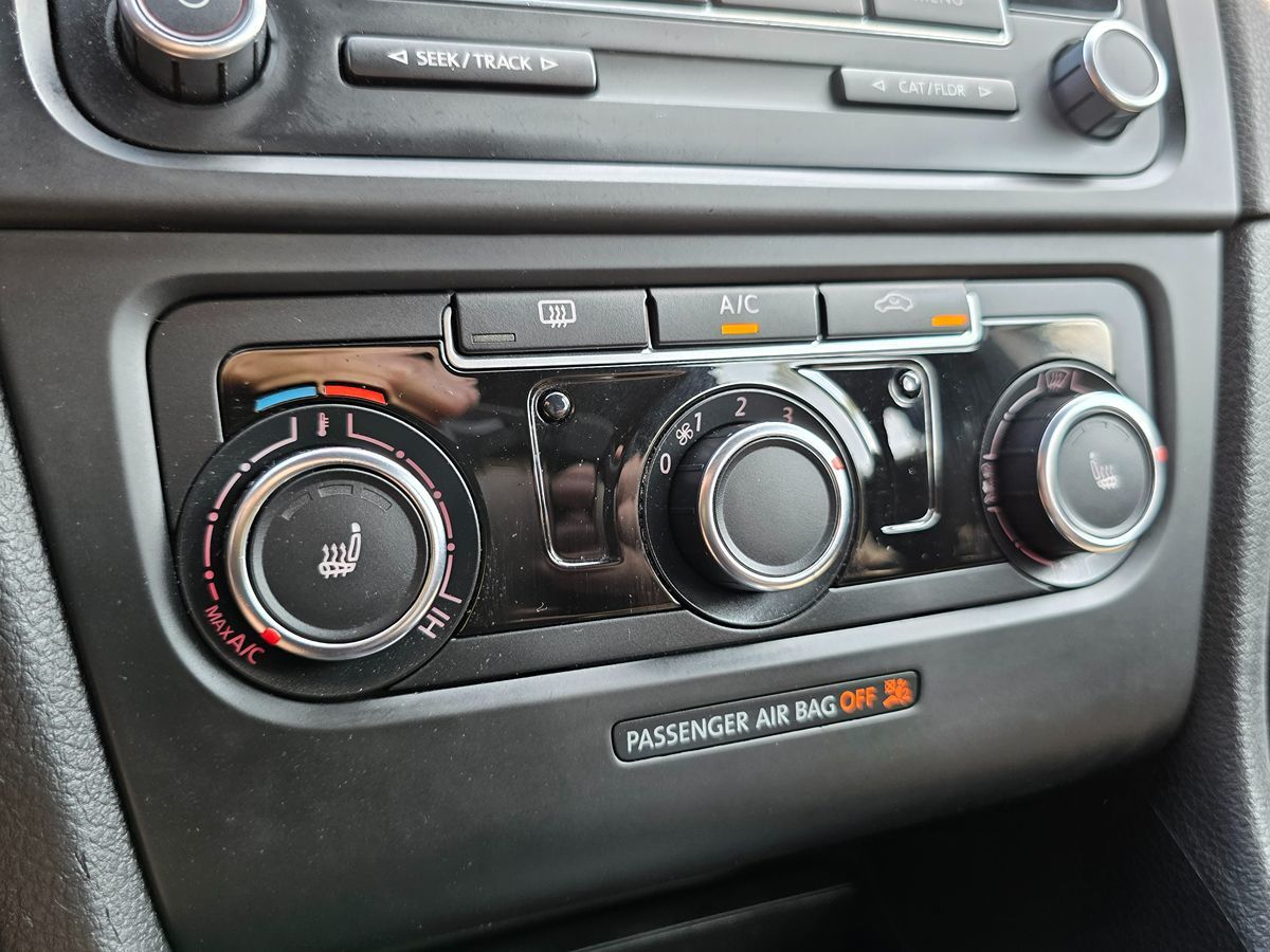 2013 Volkswagen Golf GTI Wolfsburg Edition photo 32