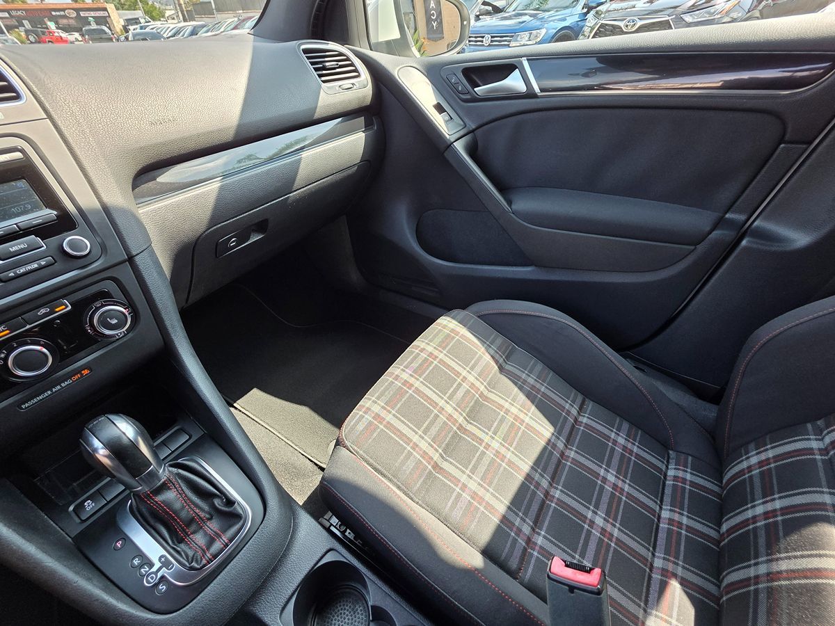 2013 Volkswagen Golf GTI Wolfsburg Edition photo 37