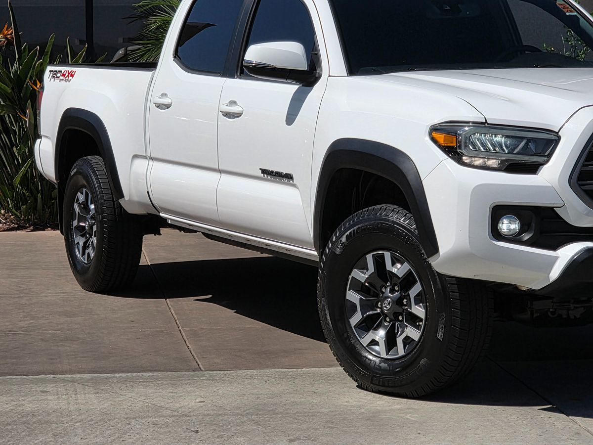 2020 Toyota Tacoma TRD photo 3