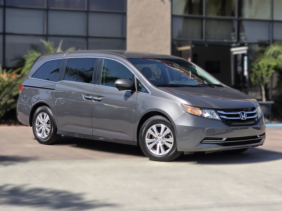 2016 Honda Odyssey SE photo 2