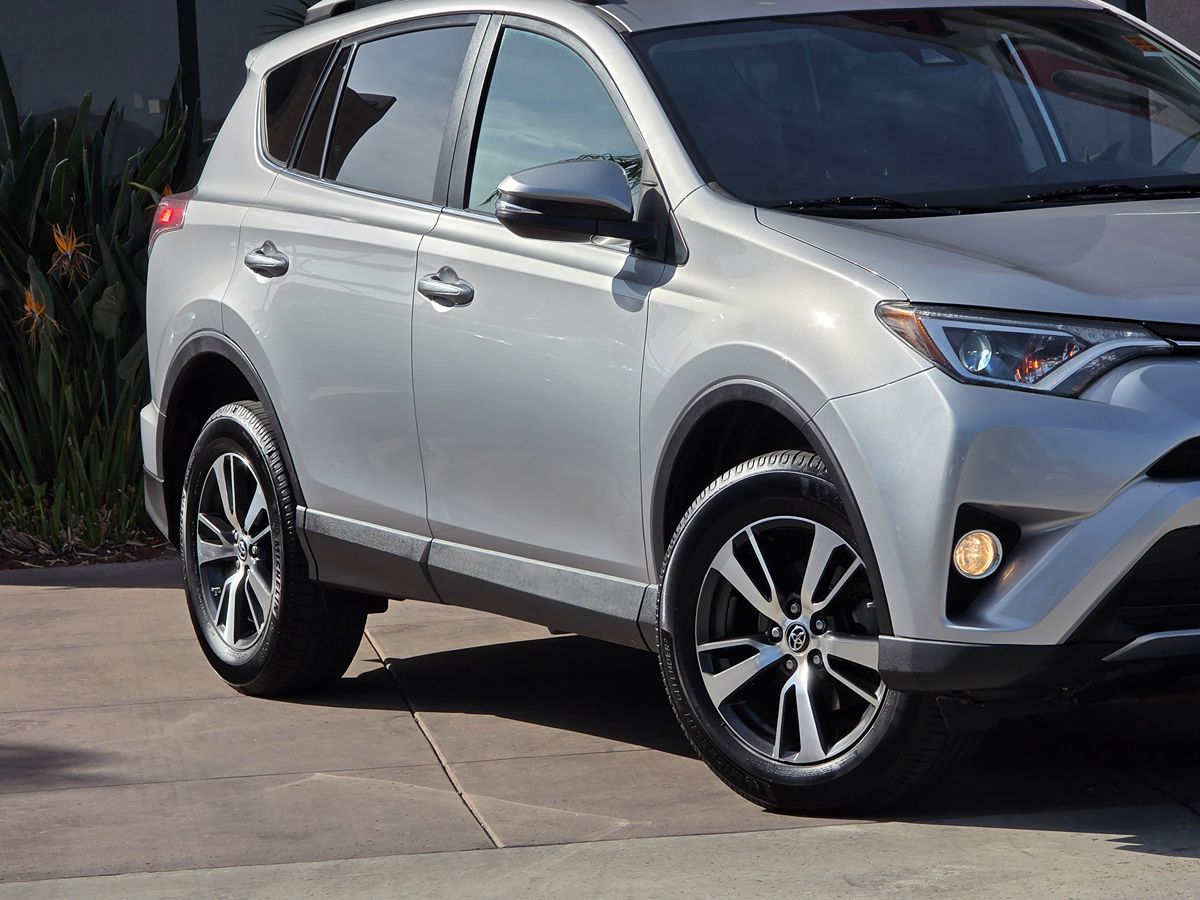 2017 Toyota RAV4 XLE photo 3