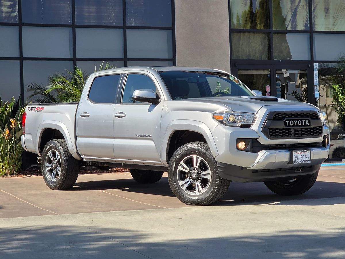 2016 Toyota Tacoma TRD Sport photo 2