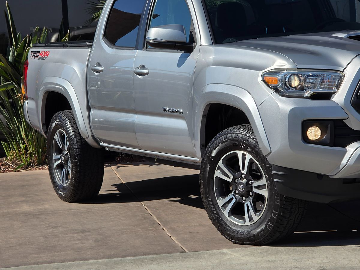 2016 Toyota Tacoma TRD Sport photo 3