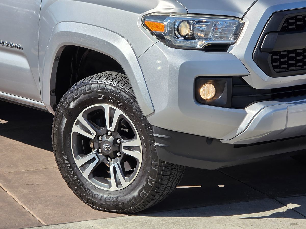 2016 Toyota Tacoma TRD Sport photo 4