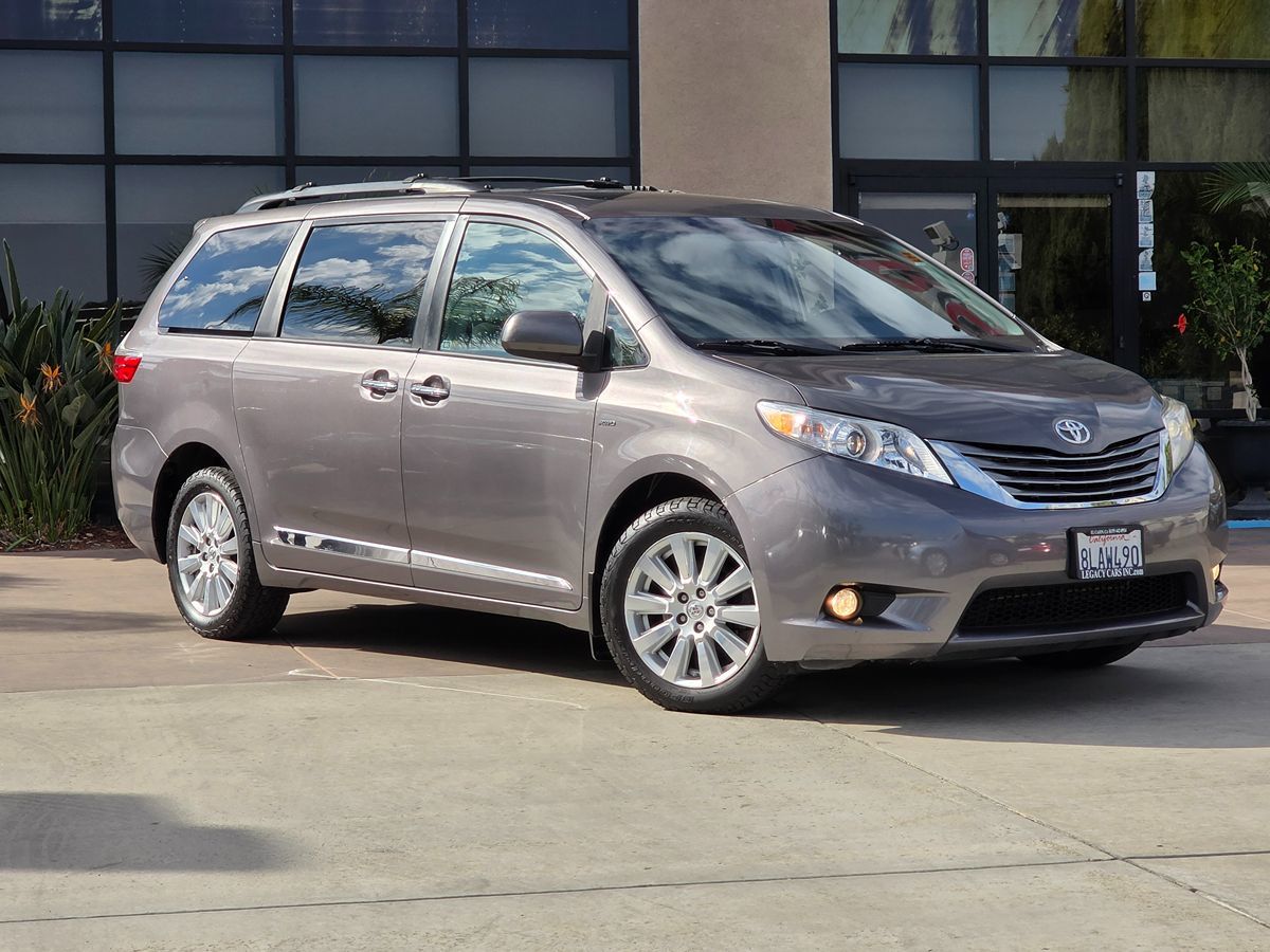 2017 Toyota Sienna XLE photo 2