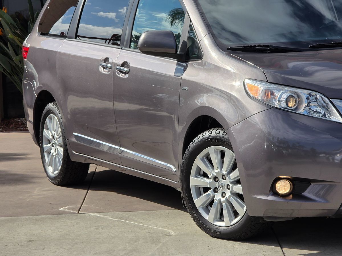 2017 Toyota Sienna XLE photo 3