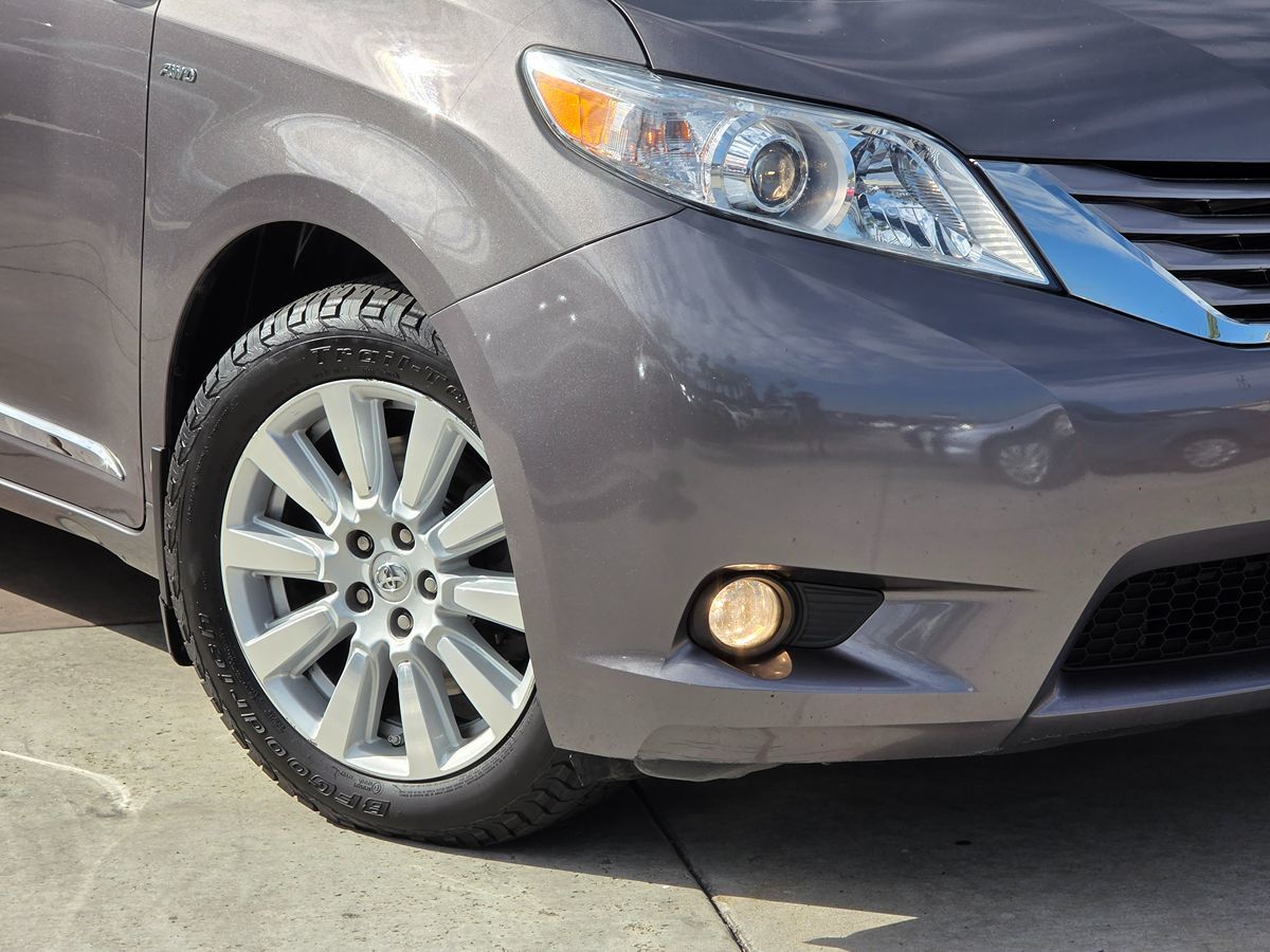 2017 Toyota Sienna XLE photo 4