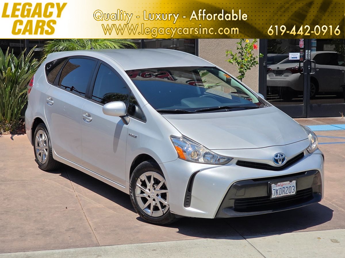 2015 Toyota Prius v Five's photo