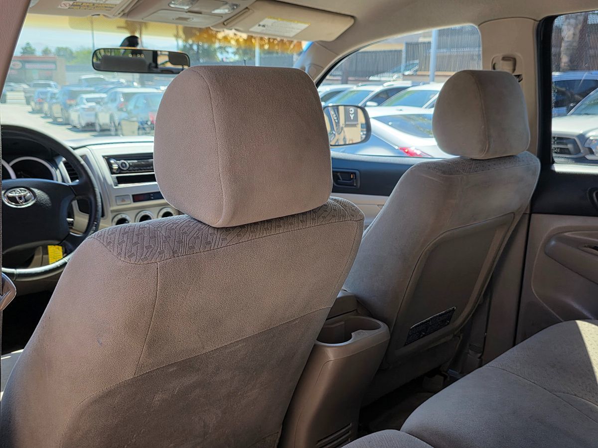 Toyota Tacoma photo 25