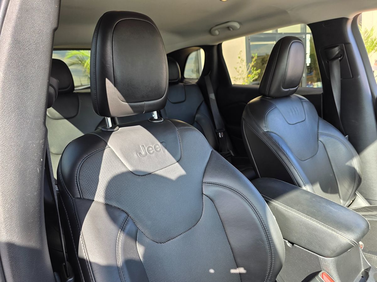 Jeep Cherokee photo 16