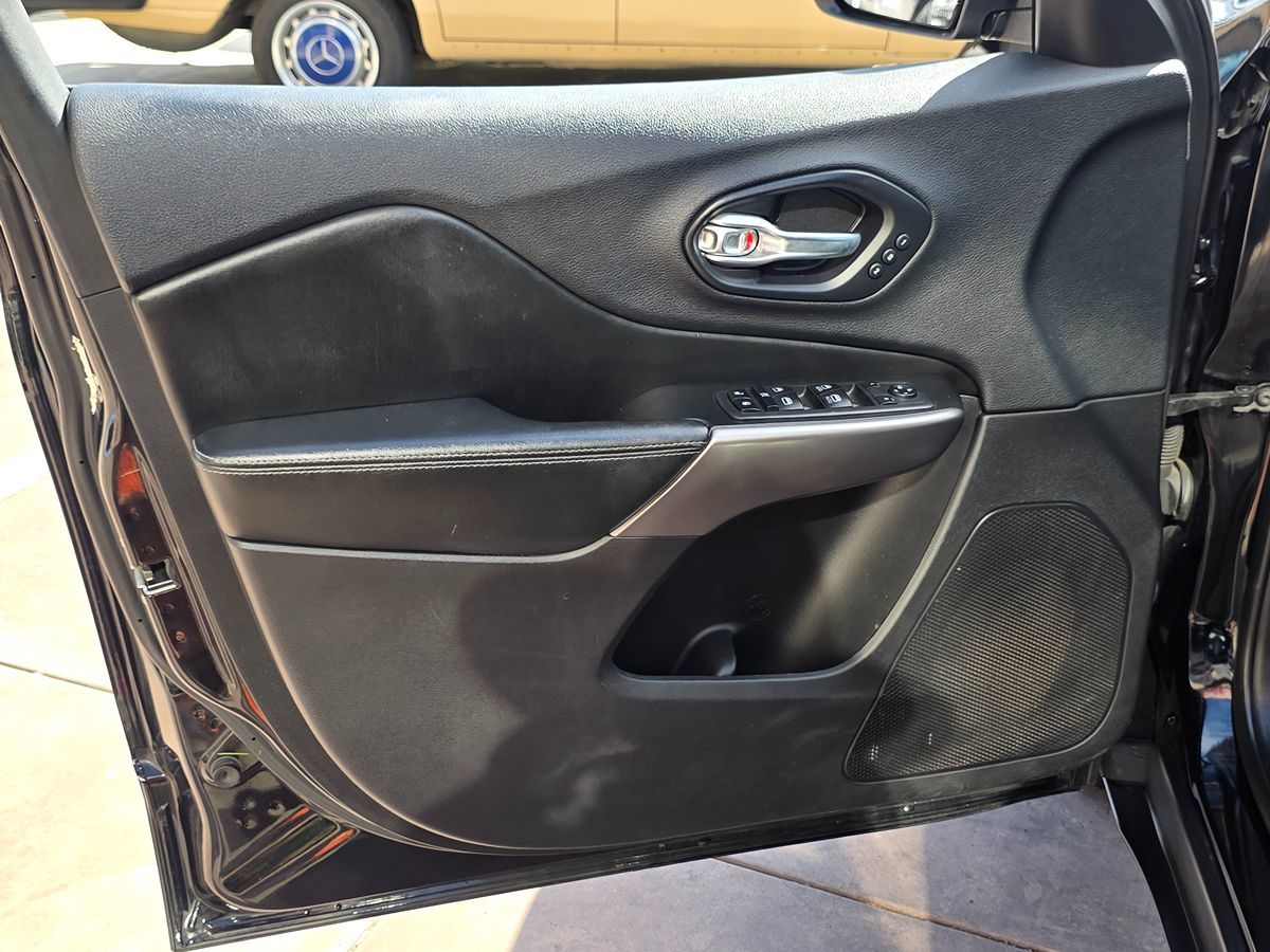 Jeep Cherokee photo 28