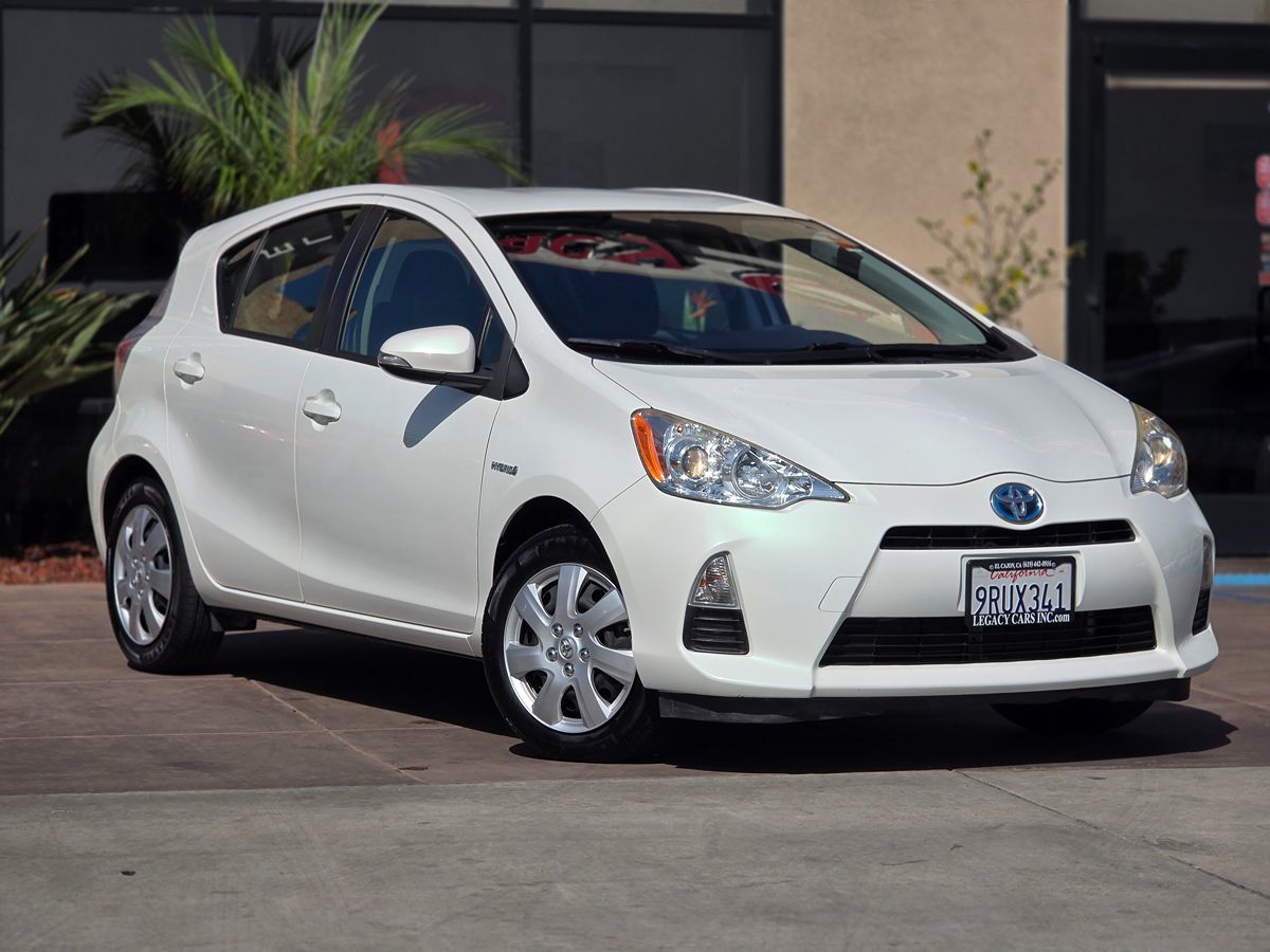 Toyota Prius C photo 3