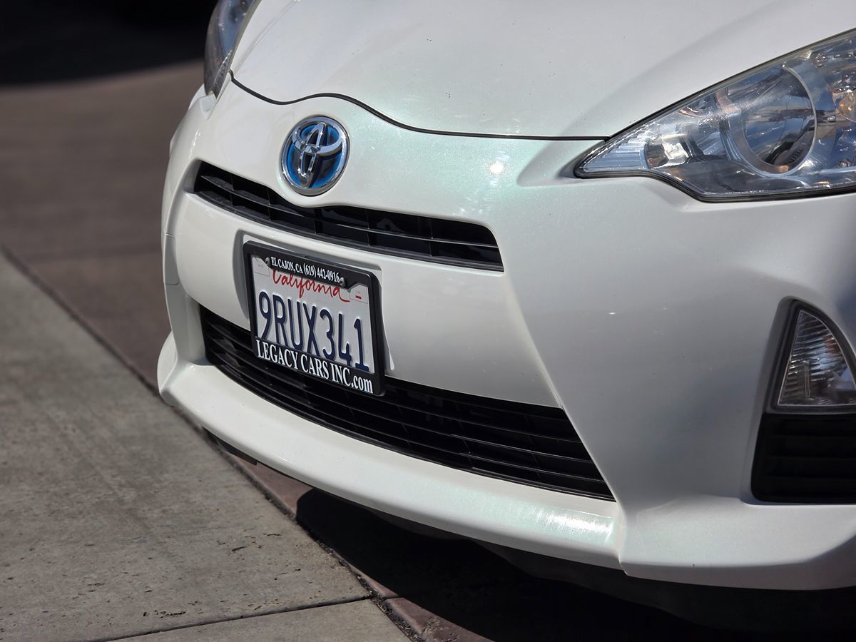 Toyota Prius C photo 7