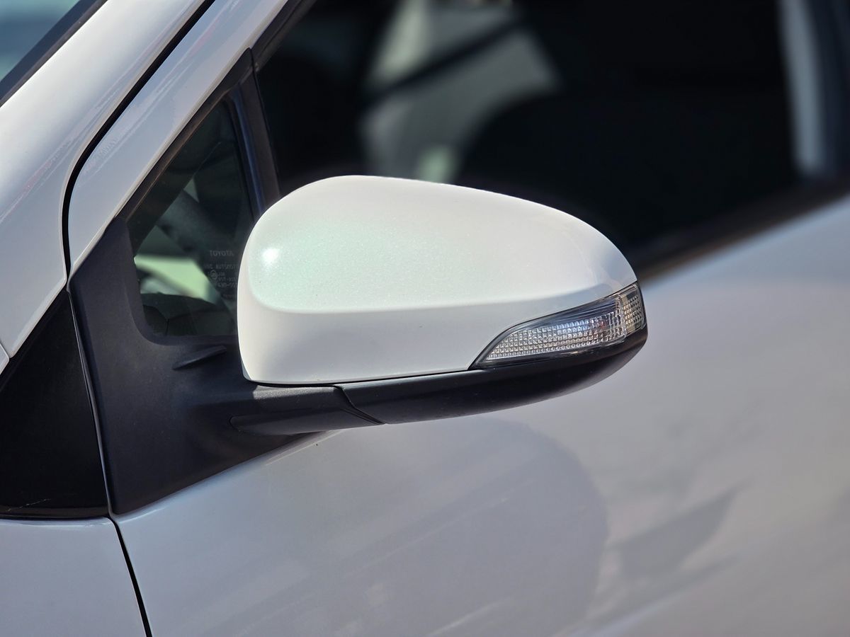 Toyota Prius C photo 8