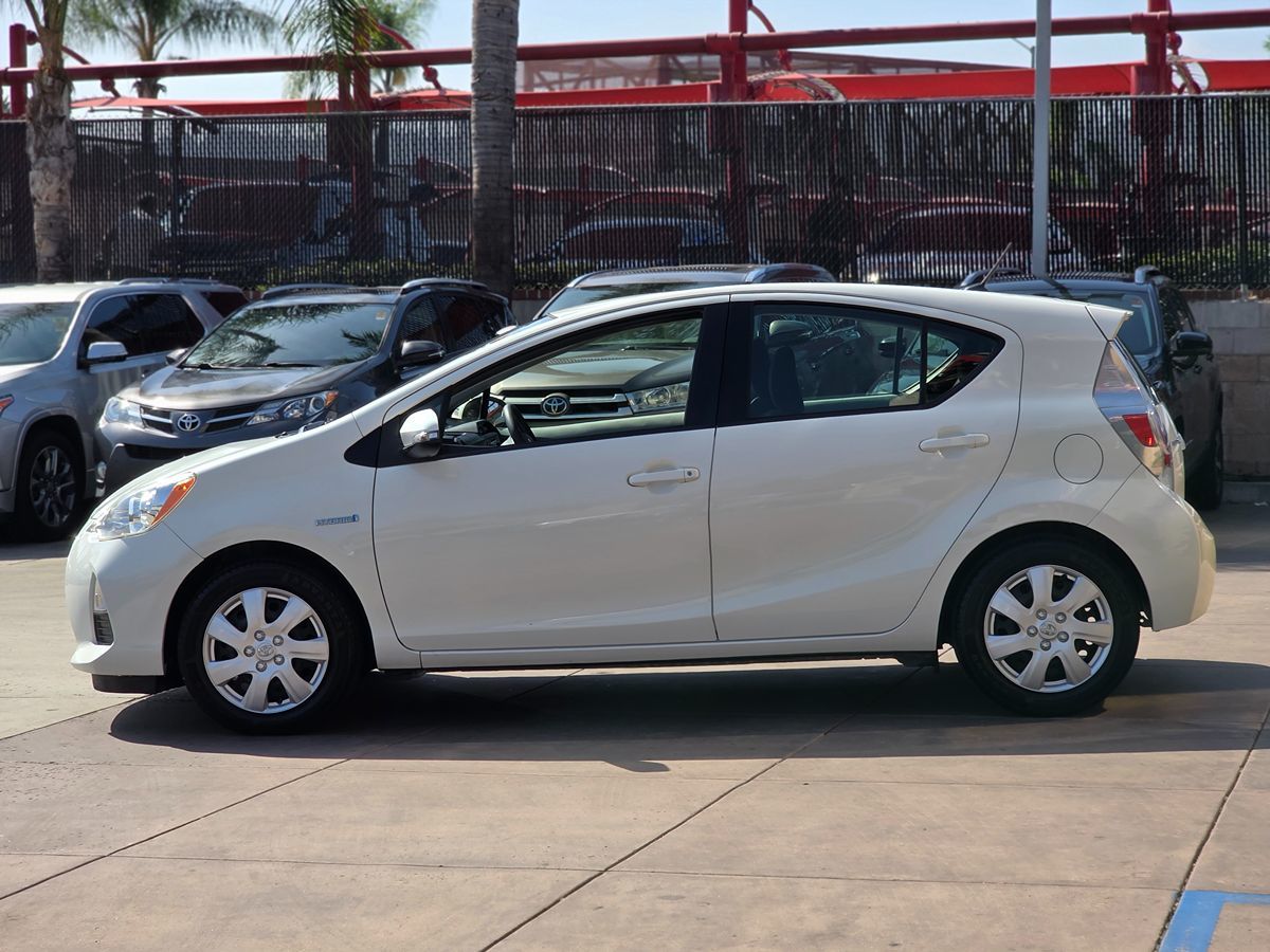 Toyota Prius C photo 9
