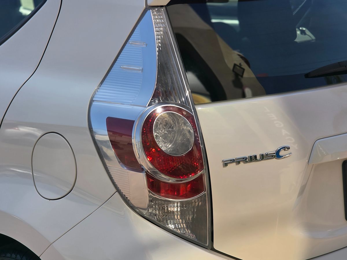 Toyota Prius C photo 10