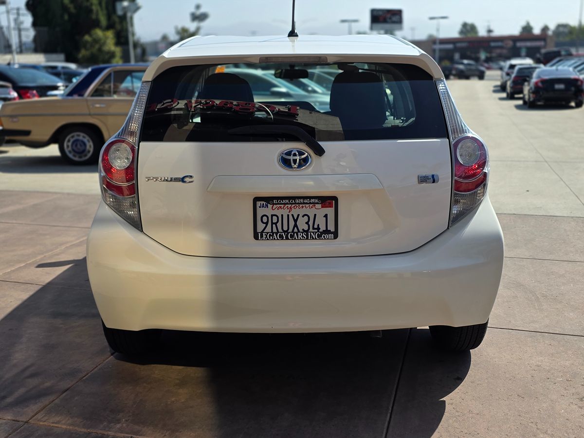 Toyota Prius C photo 11