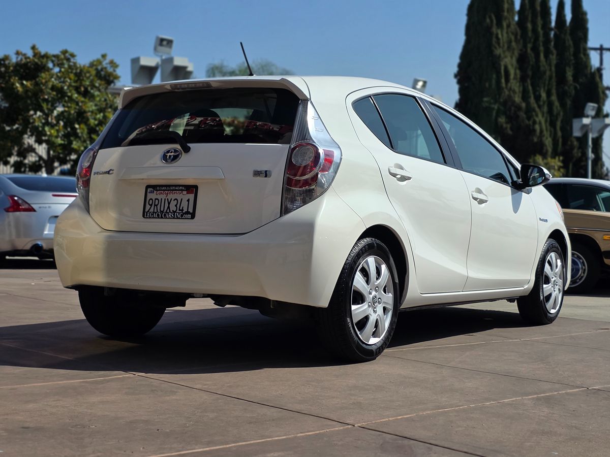 Toyota Prius C photo 12