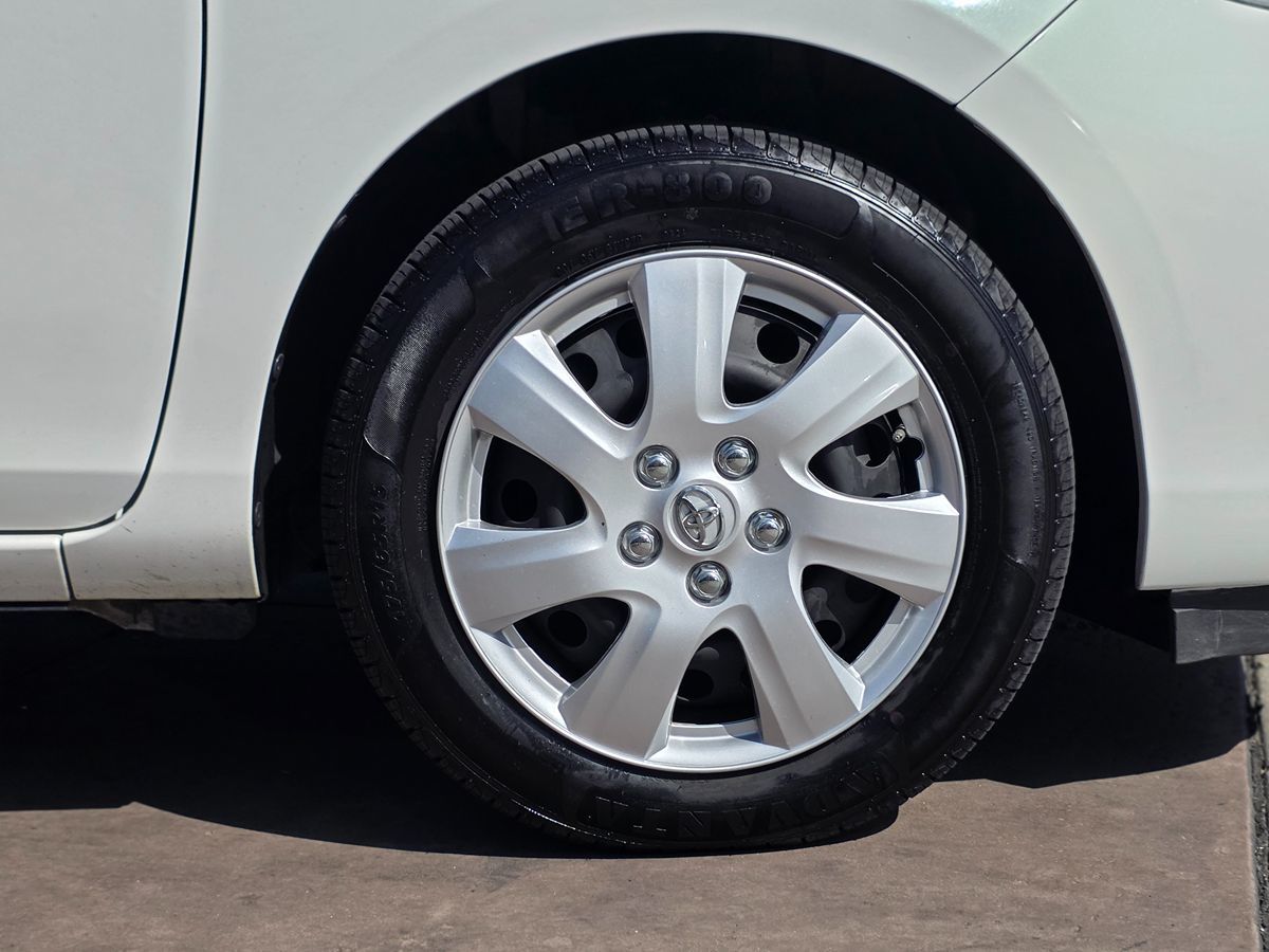 Toyota Prius C photo 13