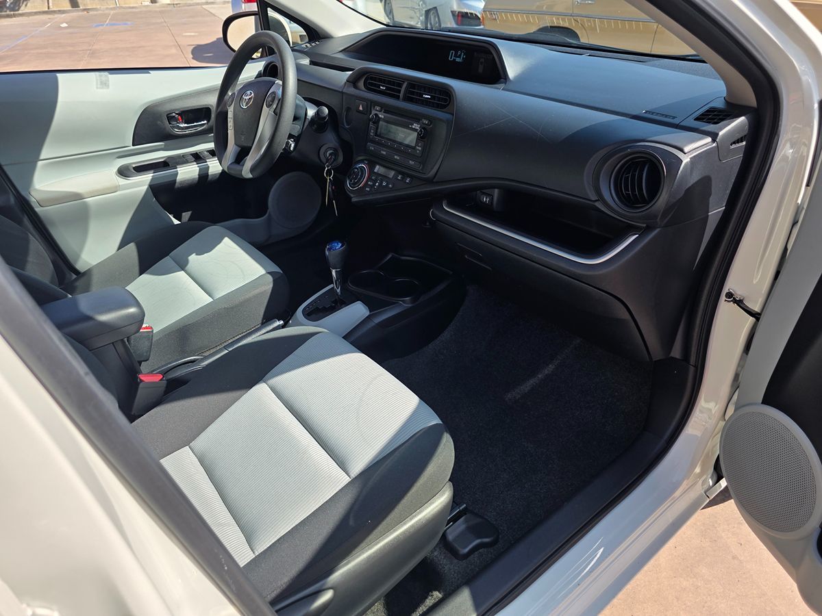 Toyota Prius C photo 15